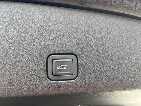 Used 2025 Cadillac XT6 Premium Luxury image 7