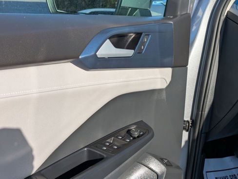 Used 2024 Volkswagen Taos SE image 3