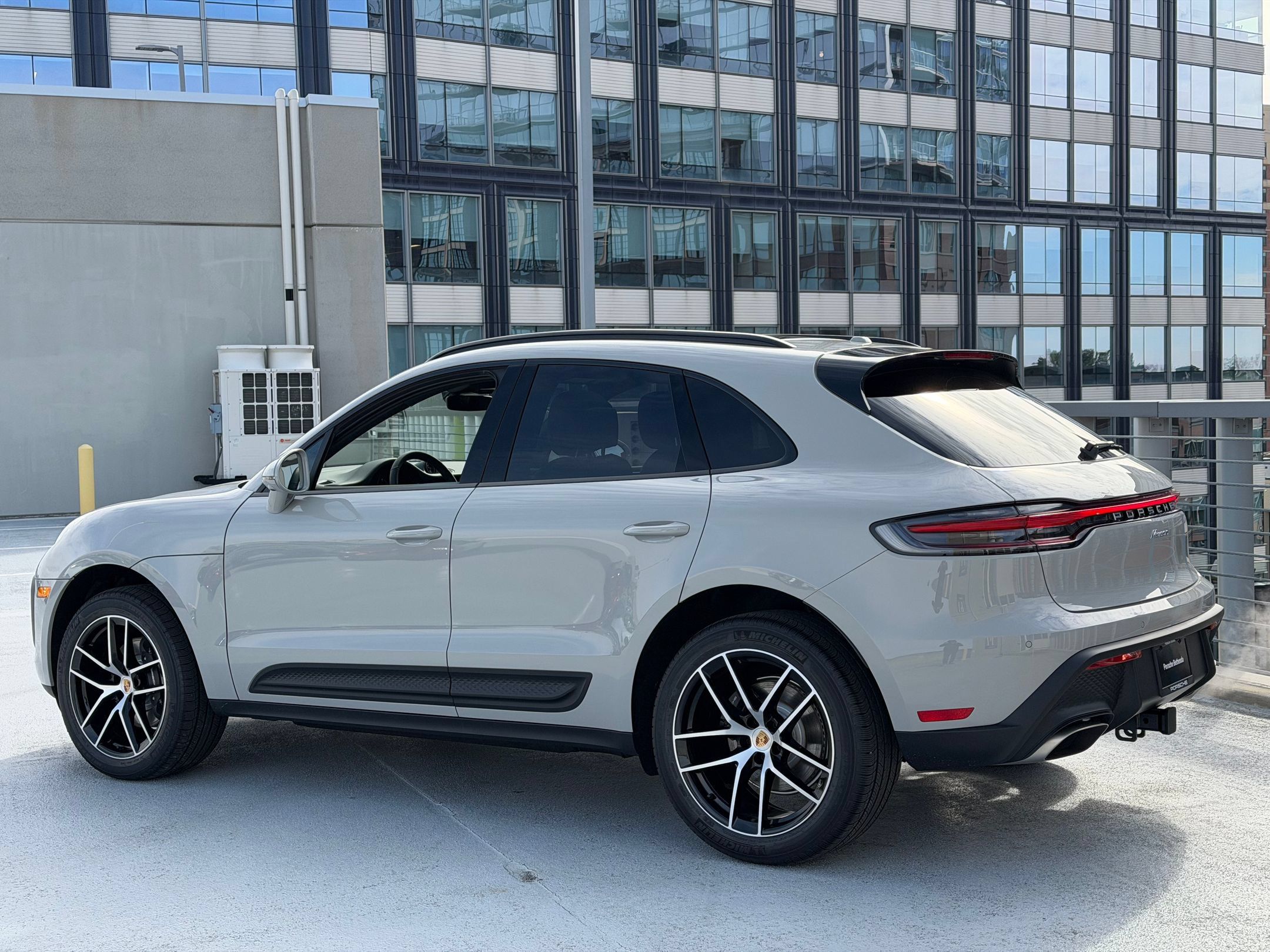Used 2026 Porsche Macan AWD/4WD image 3