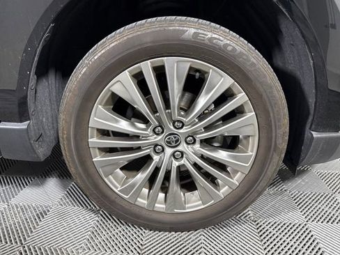 Used 2023 Toyota Venza XLE image 11