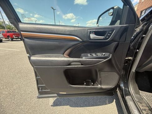 Used 2017 Toyota Highlander Limited AWD/4WD image 17