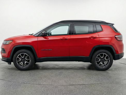 Used 2025 Jeep Compass Trailhawk image 5