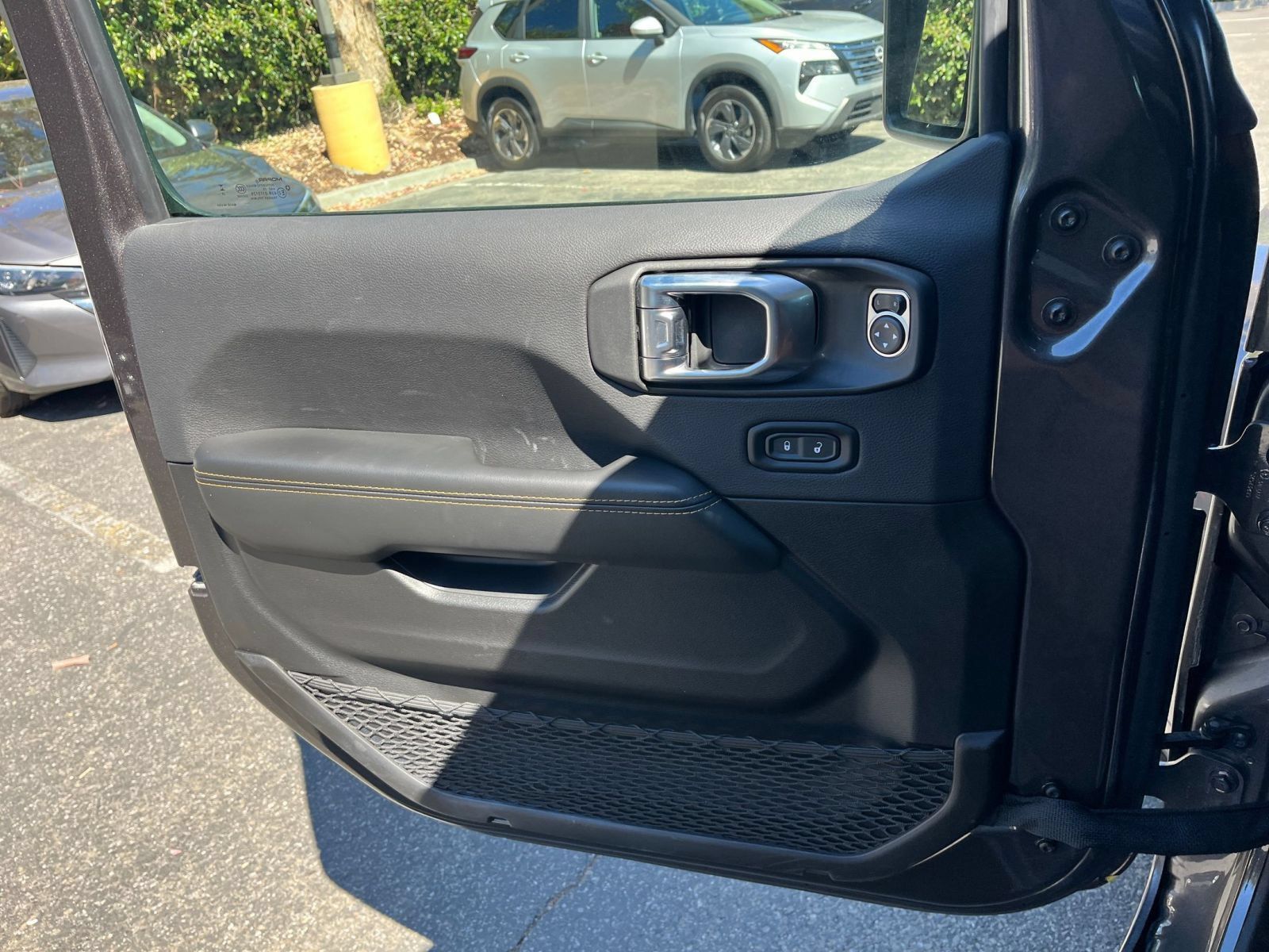 Used 2025 Jeep Wrangler Unlimited Sahara AWD/4WD image 18