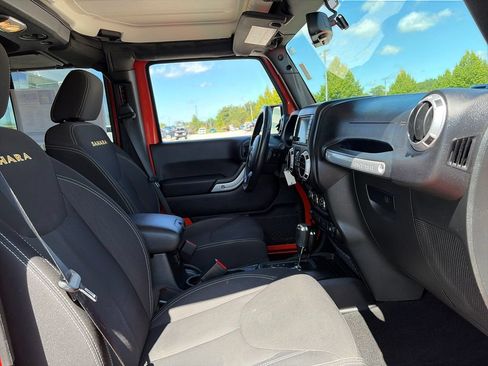Used 2015 Jeep Wrangler Unlimited Sahara w/ Connectivity Group AWD/4WD image 12