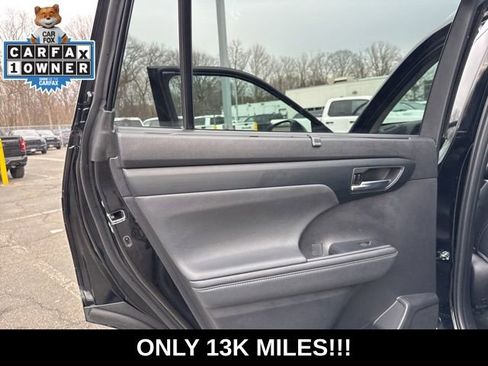 Used 2023 Toyota Highlander XLE AWD/4WD image 32