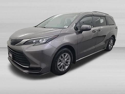 Used 2024 Toyota Sienna LE AWD/4WD image 9