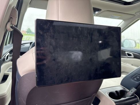 Used 2025 Kia Carnival SX FWD image 4