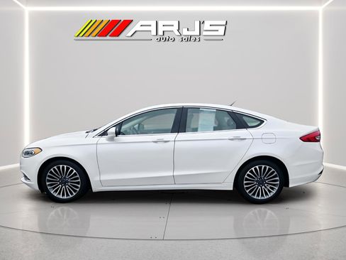 Used 2018 Ford Fusion SE w/ Fusion SE Technology Package image 2