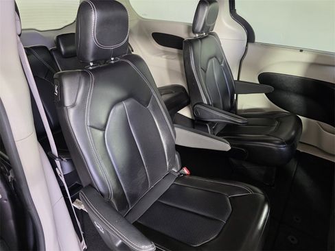 Certified 2023 Chrysler Pacifica Touring-L image 32