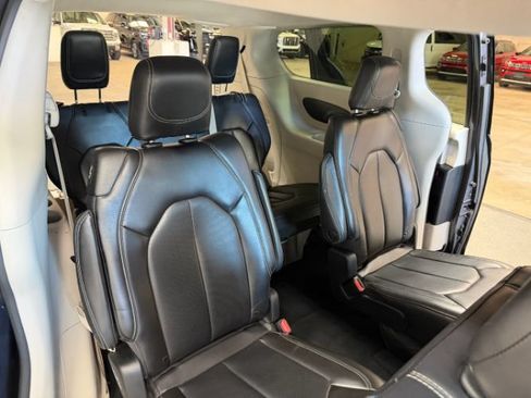 Used 2023 Chrysler Pacifica Touring-L FWD image 30