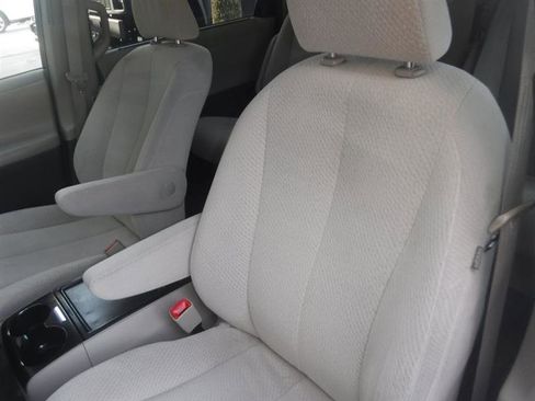 Used 2012 Toyota Sienna LE image 20