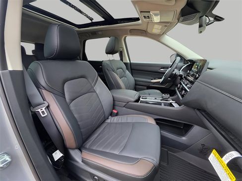 New 2025 Nissan Pathfinder Platinum image 17