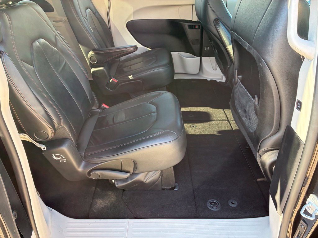Used 2017 Chrysler Pacifica Touring-L FWD image 17