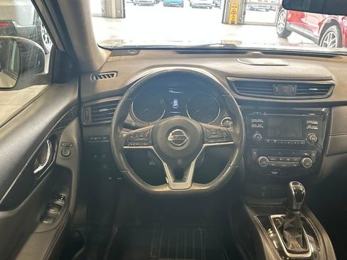 Used 2017 Nissan Rogue SV AWD/4WD image 2