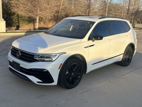 Certified 2022 Volkswagen Tiguan SE R-Line image 5