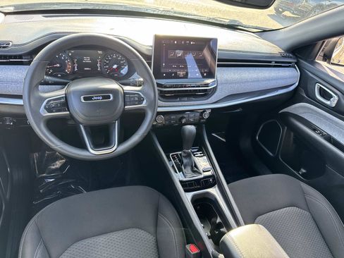 Used 2023 Jeep Compass Sport image 2