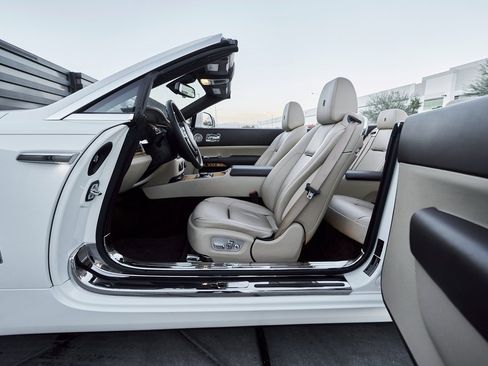 Used 2017 Rolls-Royce Dawn image 30
