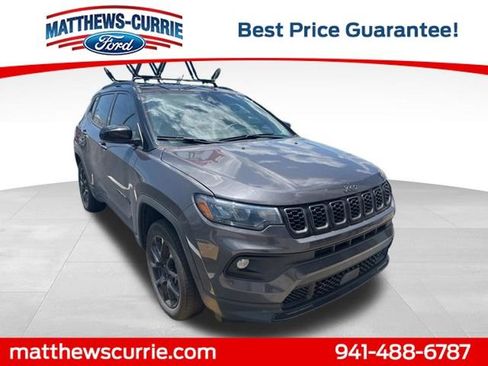 Used 2024 Jeep Compass Latitude w/ Convenience Group AWD/4WD image 3