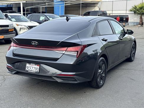 Used 2022 Hyundai Elantra SEL w/ Cargo Package image 3