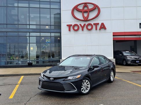 Used 2021 Toyota Camry LE image 1