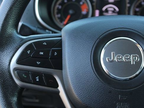 Used 2019 Jeep Cherokee Latitude w/ Popular Appearance Group image 17