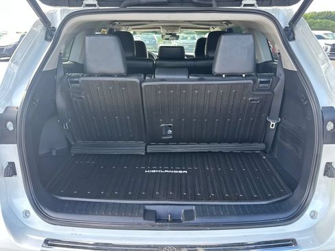 Used 2023 Toyota Highlander XLE FWD image 9