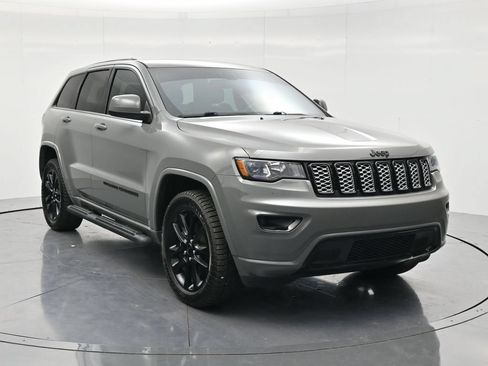 Used 2022 Jeep Grand Cherokee Laredo X AWD/4WD image 3
