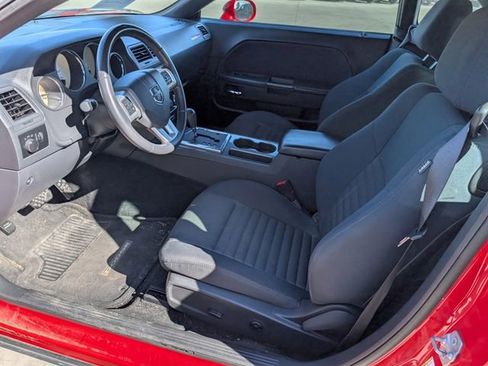 Used 2014 Dodge Challenger SXT image 2