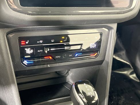 Used 2022 Volkswagen Tiguan SE image 15