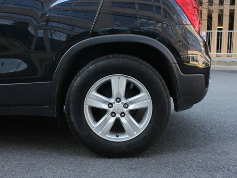 Used 2021 Chevrolet Trax LS w/ Tint and Cruise Package FWD image 10