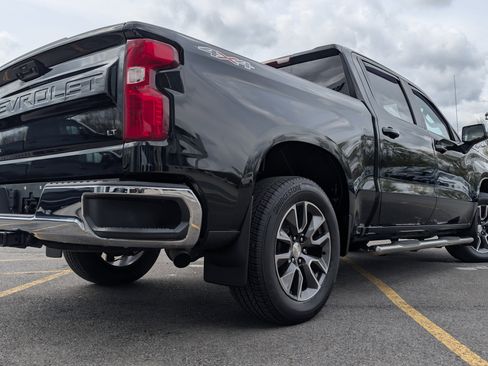 Used 2022 Chevrolet Silverado 1500 LT AWD/4WD image 5