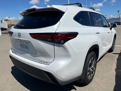 Used 2022 Toyota Highlander XLE AWD/4WD image 4