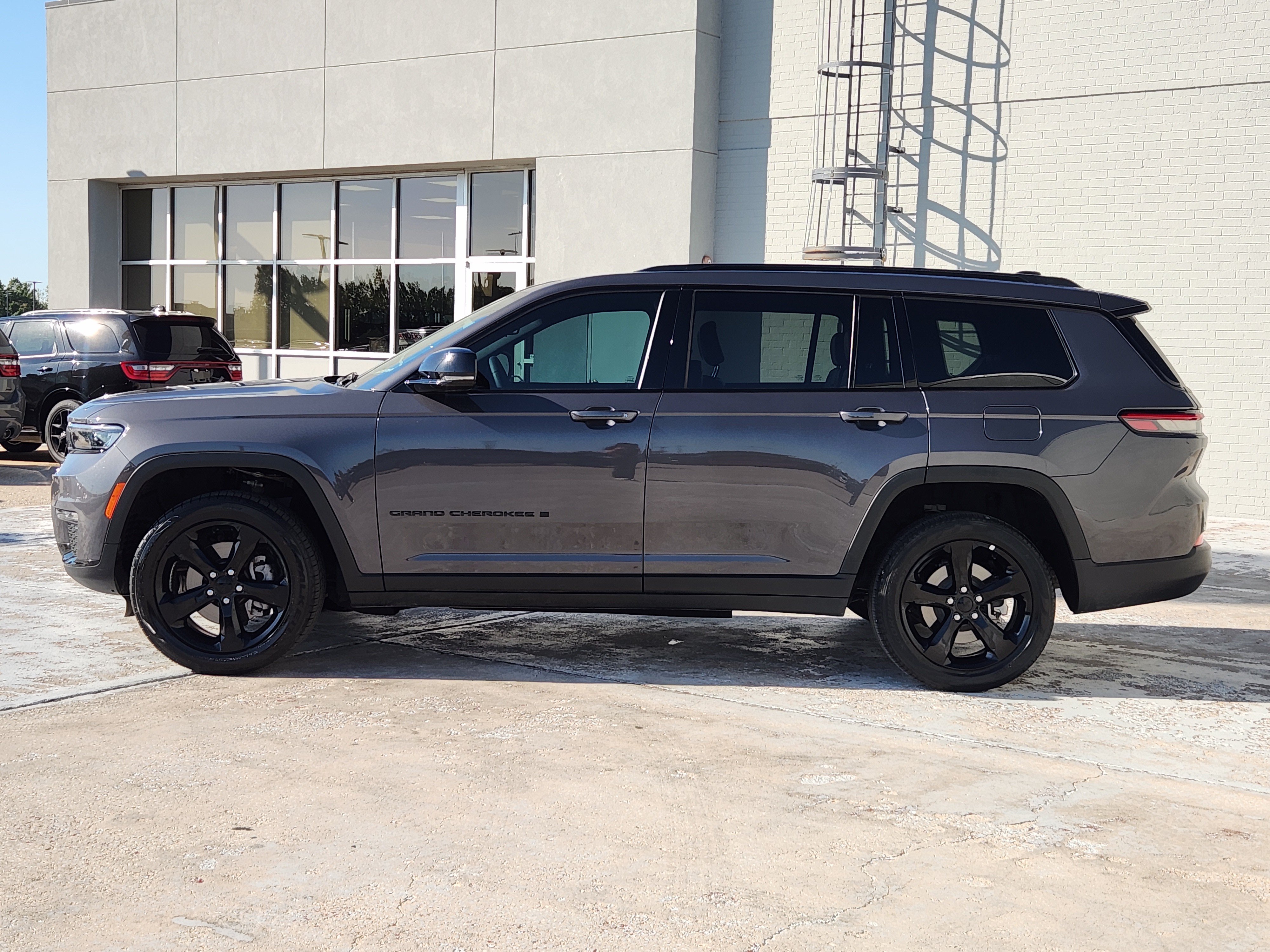 Used 2024 Jeep Grand Cherokee L Limited w/ Black Appearance Package AWD/4WD image 5