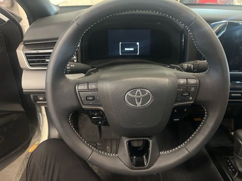 Used 2025 Toyota Camry SE w/ Convenience Package FWD image 5