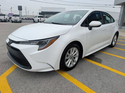 Used 2023 Toyota Corolla LE w/ LE Convenience Package FWD image 3