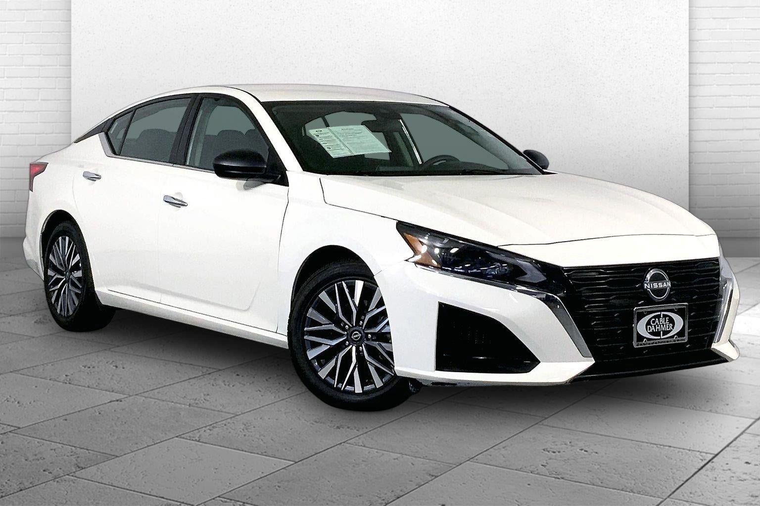 Used 2025 Nissan Altima 2.5 SV FWD image 1