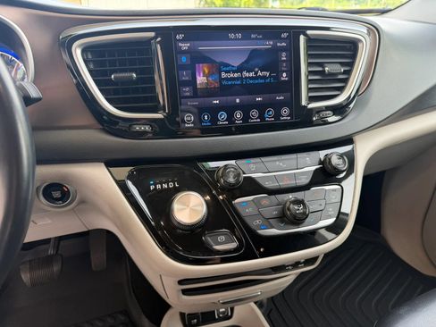 Used 2018 Chrysler Pacifica Touring-L w/ Premium Audio Group FWD image 15