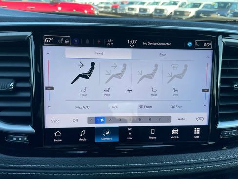 Used 2025 Chrysler Pacifica Limited image 16