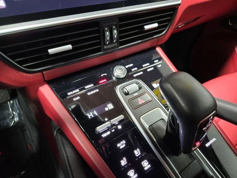 Used 2022 Porsche Cayenne Platinum Edition image 26