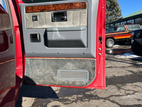 Used 1988 Chevrolet Suburban 2500 image 17