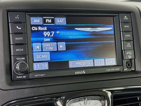 Used 2014 Chrysler Town & Country Touring FWD image 21