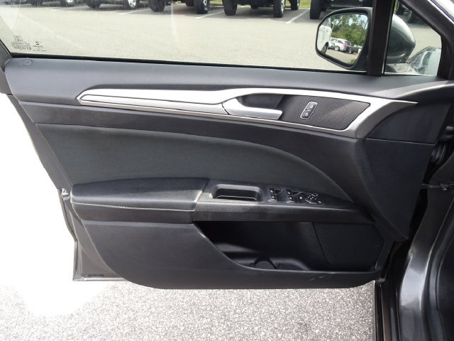 Used 2019 Ford Fusion SE FWD image 11