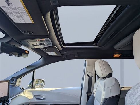 Used 2025 Toyota Sienna Limited image 26