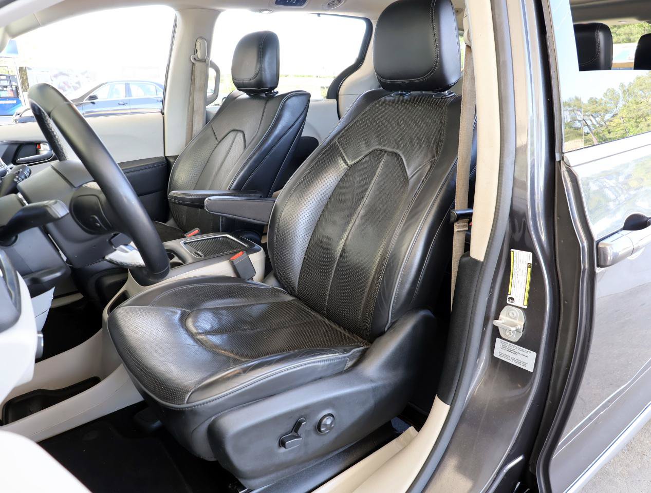Used 2017 Chrysler Pacifica Limited w/ UConnect Theater Package FWD image 14