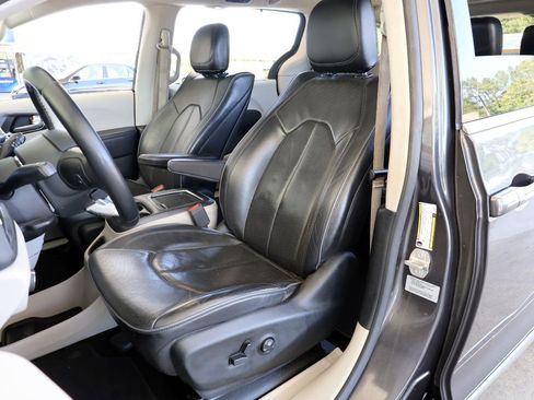 Used 2017 Chrysler Pacifica Limited w/ UConnect Theater Package image 14