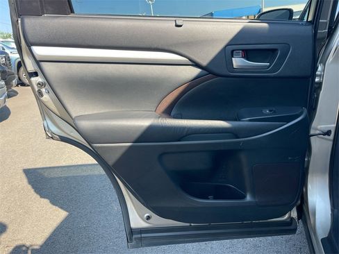 Used 2015 Toyota Highlander XLE image 27