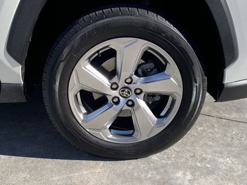 Used 2021 Toyota RAV4 XLE Premium image 40