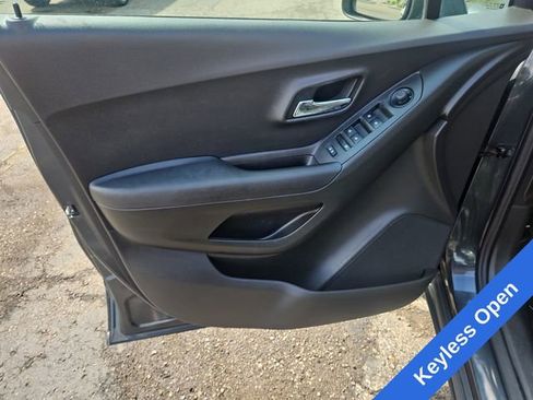 Used 2018 Chevrolet Trax LT w/ LT Convenience Package FWD image 11