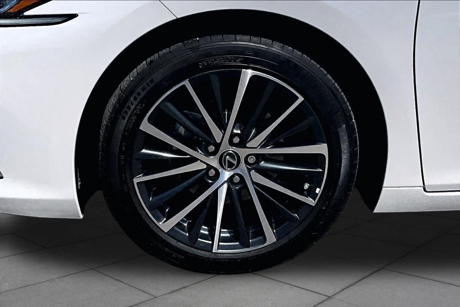 Used 2025 Lexus ES 350 w/ Premium Package FWD image 11
