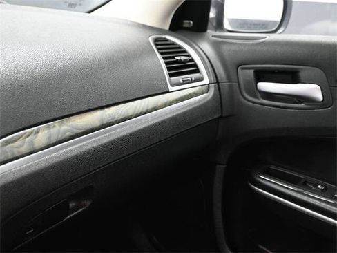 Used 2020 Chrysler 300 Limited image 12